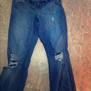 Skinny destruction jeans.